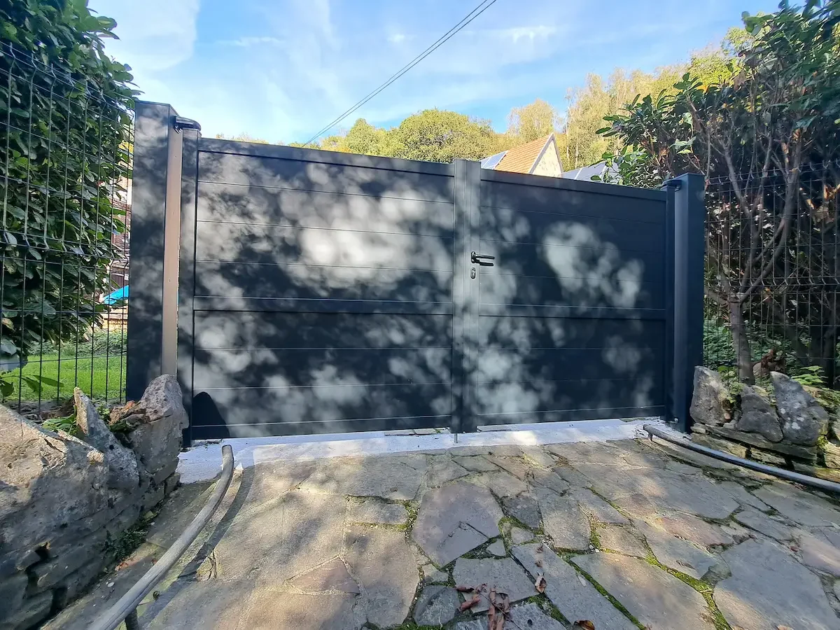 Portail coulissant sur mesure installé à Marchin par Clair et Vert