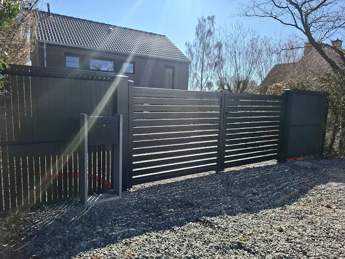 Portail aluminium posé dans la région de Huy par Clair et Vert