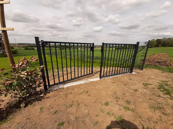 Portail coulissant aluminium — vue d'ensemble du chantier