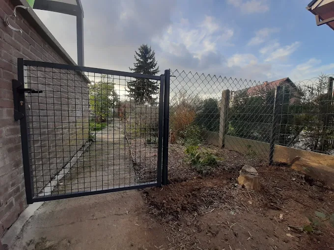 Portail aluminium posé dans la région de Huy — Clair et Vert