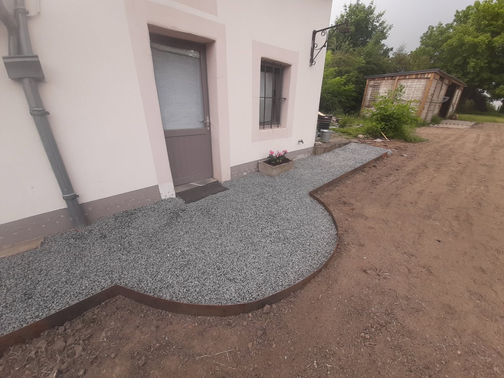 Bordures en acier Corten posées dans un jardin de la région de Huy