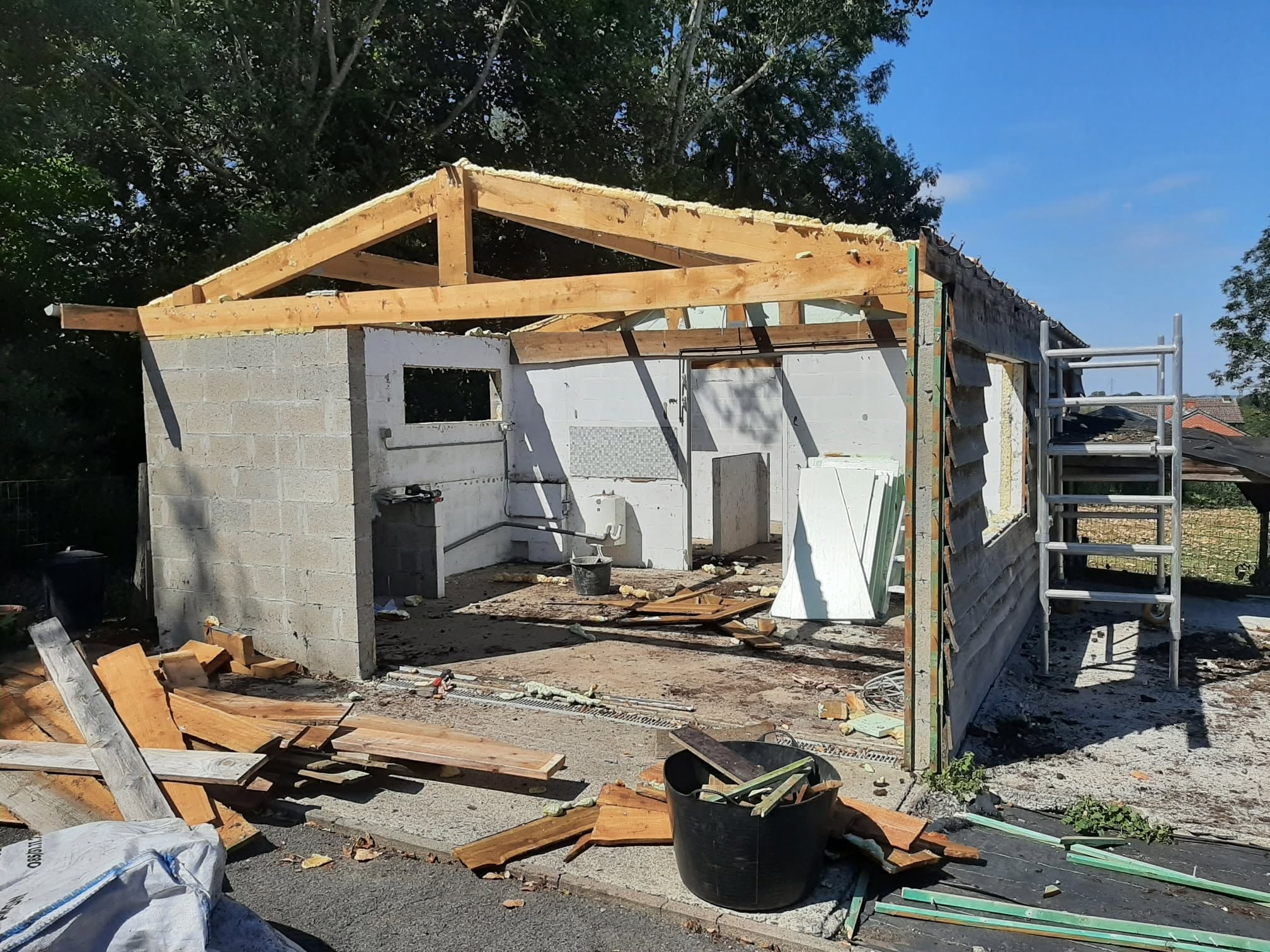 Démolition de muret et terrassement dans le Condroz par Clair et Vert