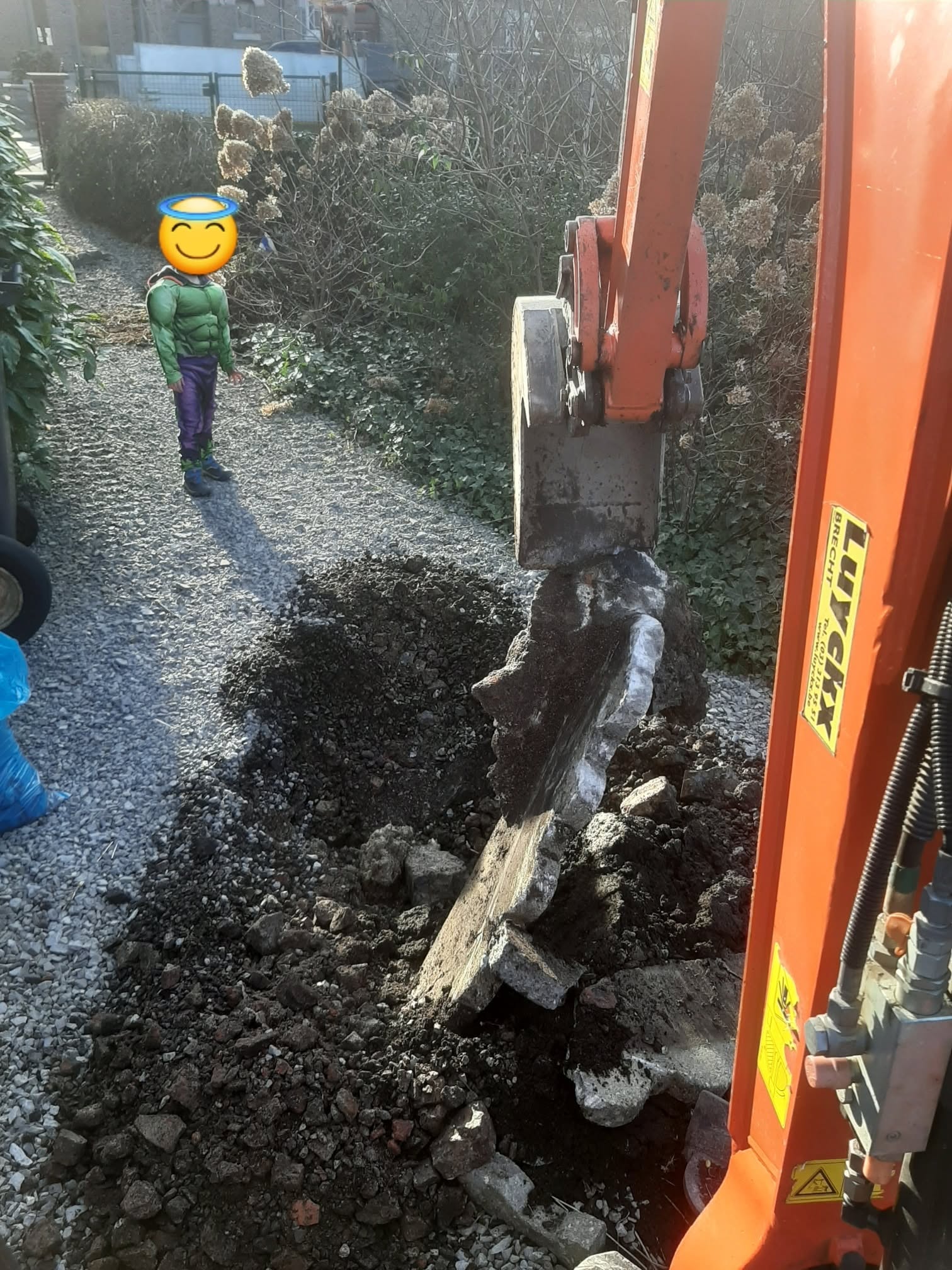Démolition d'une ancienne structure extérieure dans le Condroz par Clair et Vert