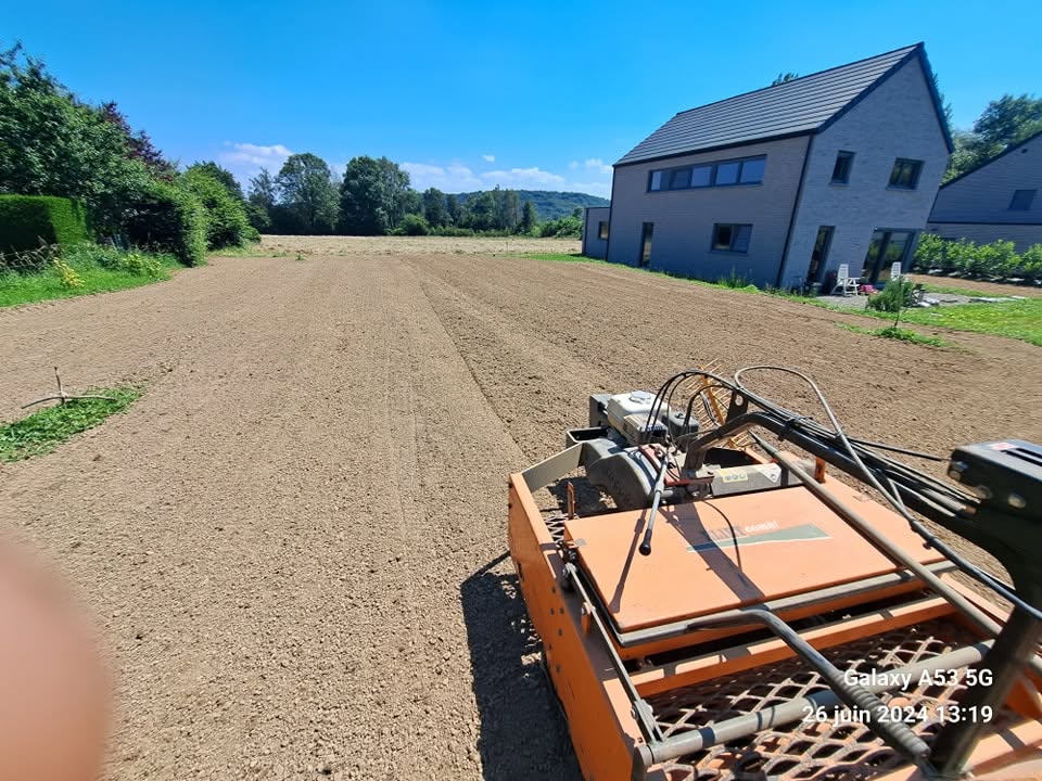 Semis de pelouse réalisé dans le Condroz par Clair et Vert
