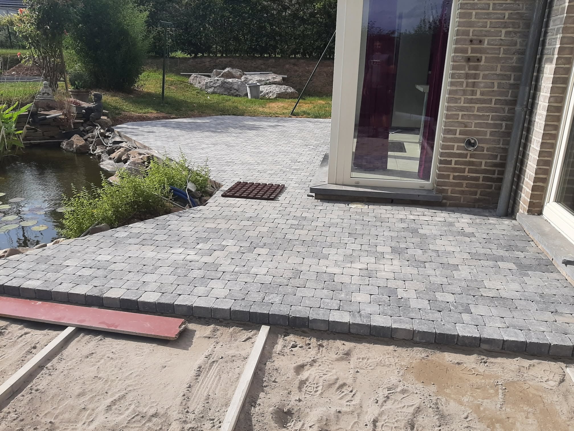 Terrasse en pavés réalisée dans la région de Huy par Clair et Vert